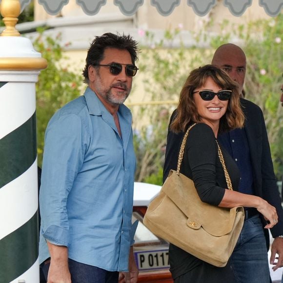 Cette année, Penélope Cruz, égérie Chanel, est arrivée avec un bel accessoire de la maison : un sac chic et oversized

Penelope Cruz et Javier Bardem arrivant à l'hôte Excelsior à Venise le 7 septembre 2026 © Lucia Sabatelli / Bestimage