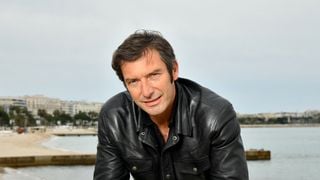 L'autre vie de Franck Sémonin (Section de recherches) : il vous reçoit, bouteilles de vin à la main, dans ce village de 7000 habitants