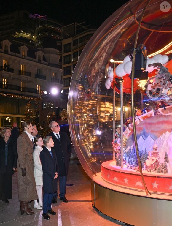 Le prince Albert II de Monaco, la princesse Charlene et leurs enfants la princesse Gabriella et le prince héréditaire Jacques lancent les illuminations de Noël en Principauté, depuis la place du Casino à Monaco, le 29 novembre 2025. La famille princière est accompagnée par Stéphane Valéri, le président délégué de la Société des Bains de Mer de Monaco, et le ministre d'Etat de la Principauté, Christophe Mirmand. © Bruno Bebert/Bestimage