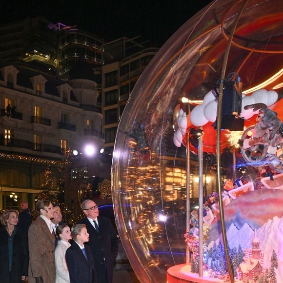 Le prince Albert II de Monaco, la princesse Charlene et leurs enfants la princesse Gabriella et le prince héréditaire Jacques lancent les illuminations de Noël en Principauté, depuis la place du Casino à Monaco, le 29 novembre 2025. La famille princière est accompagnée par Stéphane Valéri, le président délégué de la Société des Bains de Mer de Monaco, et le ministre d'Etat de la Principauté, Christophe Mirmand. © Bruno Bebert/Bestimage