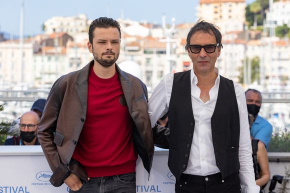 Jules Benchetrit (fils de Samuel Benchetrit et Marie Trintignant), Samuel Benchetrit (réalisateur) au photocall du film Cette musique ne joue pour personne (Cannes première) lors du 74ème festival international du film de Cannes le 10 juillet 2021

© Borde / Jacovides / Moreau / Bestimage