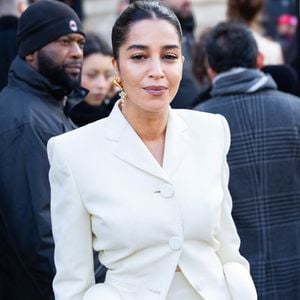 L'actrice était ravissante dans un tailleur blanc en satin 

Leïla Bekhti - Arrivées des célébrités au défilé Schiaparelli "Collection Haute Couture Printemps/Eté 2026" lors de la Fashion Week de Paris (PFW), au Petit Palais à Paris, France, le 26 janvier 2026. © Thibault Duboucher/Bestimage