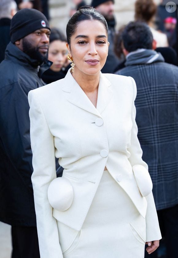 L'actrice était ravissante dans un tailleur blanc en satin 

Leïla Bekhti - Arrivées des célébrités au défilé Schiaparelli "Collection Haute Couture Printemps/Eté 2026" lors de la Fashion Week de Paris (PFW), au Petit Palais à Paris, France, le 26 janvier 2026. © Thibault Duboucher/Bestimage