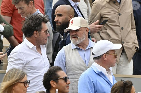 Laeticia Hallyday avec son compagnon Frédéric Suant et Philippe Etchebest dans les tribunes lors des Internationaux de France de Tennis de Roland Garros 2025, à Paris, France, le 26 mai 2025. © Chryslene Caillaud/PsnewZ/Bestimage