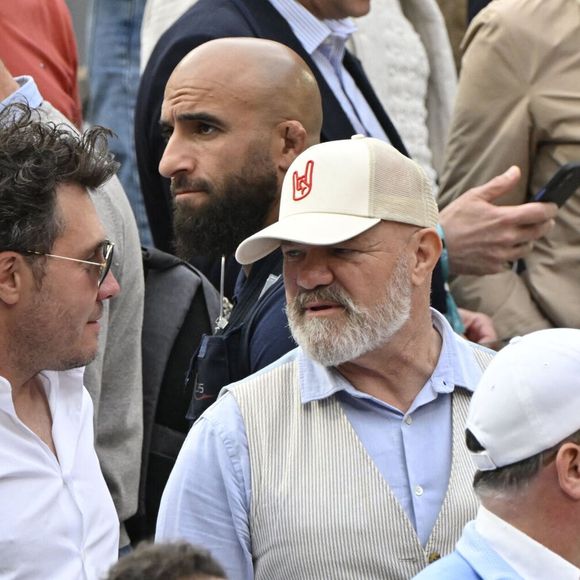 Laeticia Hallyday avec son compagnon Frédéric Suant et Philippe Etchebest dans les tribunes lors des Internationaux de France de Tennis de Roland Garros 2025, à Paris, France, le 26 mai 2025. © Chryslene Caillaud/PsnewZ/Bestimage