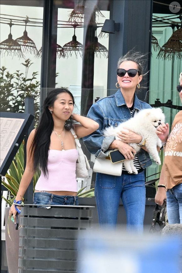 Le 29 janvier 2026, la jeune femme a levé le voile sur ses toutes nouvelles pièces.

Exclusif - Laeticia Hallyday et ses filles Jade et Joy (qui résident depuis quelques jours dans la propriété familiale du Cap-d'Ail) arrivent à Marseillan pour déjeuner avec Elyette Boudou "Mamie Rock" (qui fêtera ses 89 ans le 5 juillet prochain), accompagné de son père André Boudou et sa fille Alcéa (demi soeur de Laeticia). Toute la famille est allée déjeuner à la crêperie "La Maison de Camille" à Marseillan, France, le 2 juillet 2024.Agence / Bestimage