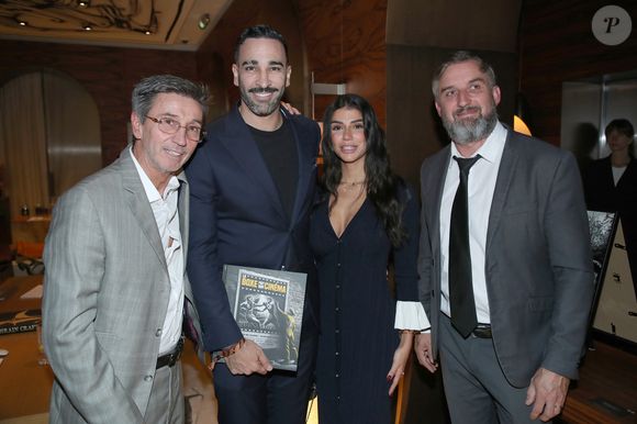 Marc Duvinage (co-auteur du Livre), Adil Rami (en photos dans le livre), sa compagne Louana Franco et Frédéric Andrieu (auteur des photos du livre) - Vernissage de l'exposition photos et du livre "La Boxe fait son cinéma" à l'hôtel Brach à Paris le 23 Septembre 2025. Ces clichés rendent hommage à plus de cinquante acteurs immortalisés dans des scènes où le noble art rencontre le 7ème art. © Bertrand Rindoff / Bestimage