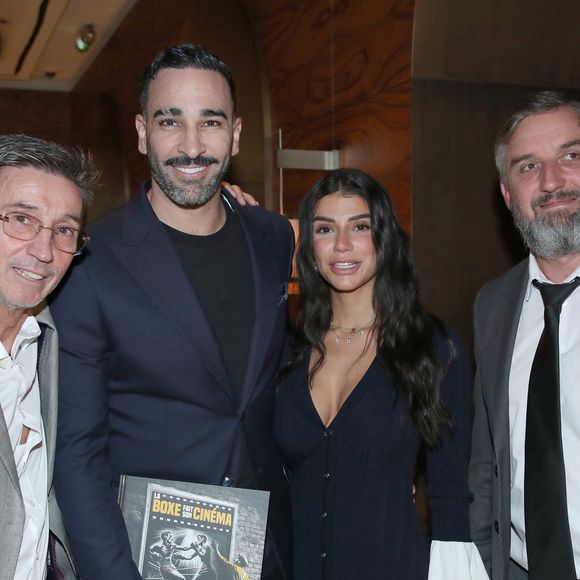 Marc Duvinage (co-auteur du Livre), Adil Rami (en photos dans le livre), sa compagne Louana Franco et Frédéric Andrieu (auteur des photos du livre) - Vernissage de l'exposition photos et du livre "La Boxe fait son cinéma" à l'hôtel Brach à Paris le 23 Septembre 2025. Ces clichés rendent hommage à plus de cinquante acteurs immortalisés dans des scènes où le noble art rencontre le 7ème art. © Bertrand Rindoff / Bestimage