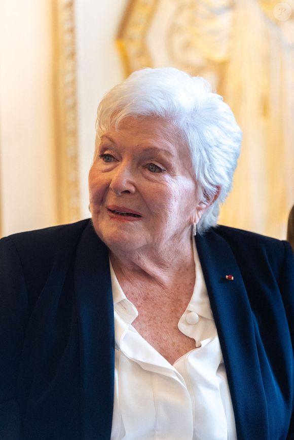 "Je ne pense pas du tout à combien je vais encore en faire. On le verra. On le vivra. Je ne suis fixée ni sur le passé ni sur le futur. Je ne me dis pas “Mon Dieu, qu’est-ce que je vais faire l’an prochain ?”" a-t-elle confié, préférant alors "vivre le présent, chaque jour".

Portrait en gros plan de Line Renaud lors de la réception au Ministère de la Culture, Line Renaud a remis au Ministre la lettre par laquelle elle faisait don de ses archives à l'Etat. Certaines pièces ont été exposées dans des vitrines pour l'occasion à Paris, France, le 12 mai 2025. Photo par Alexis Jumeau/ABACAPRESS.COM