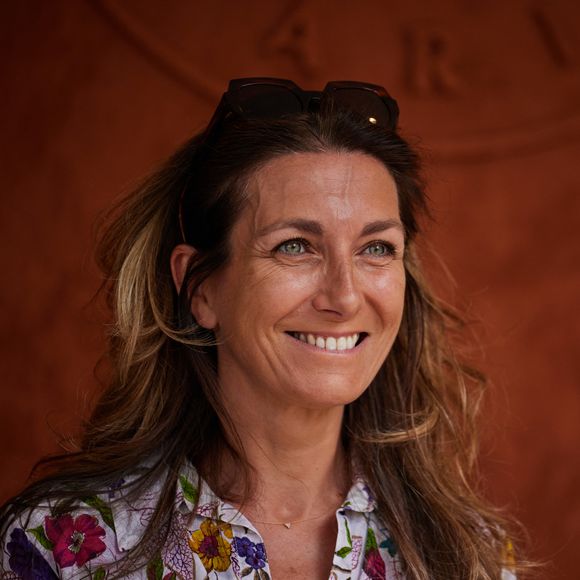 La journaliste Anne-Claire Coudray a bien voulu se confier à Éric Dussart dans l’émission "On refait la télé" sur RTL, évoquant notamment son rôle de mère d'une préadolescente.

Anne-Claire Coudray au village lors des Internationaux de France de tennis de Roland Garros, à Paris, France © Jacovides-Moreau/Bestimage