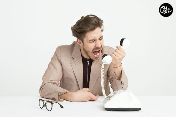 Le stress, la frustration ou le besoin de contrôle peuvent pousser quelqu’un à hausser le ton.

Photo prise par Icons8 Team / Unsplash