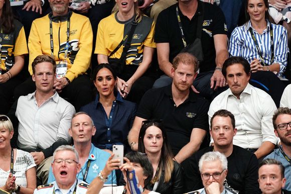 Nicky Scott, le duc et la duchesse de Sussex et le ministre des Anciens combattants Johnny Mercer regardent la finale de volley-ball assis au Merkur Spiel-Arena pendant les Invictus Games à Düsseldorf, Allemagne, vendredi 15 septembre 2023. Photo by Jordan Pettitt/PA Wire/ABACAPRESS.COM