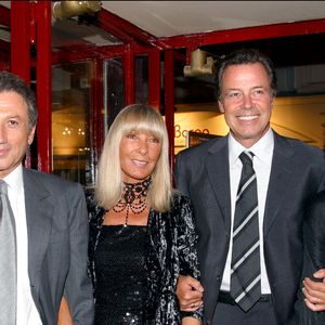 Michel Drucker, sa femme Dany Saval, Michel Leeb et sa femme posent pour les photographes à l'occasion de la générale de la pièce "Poste restante" (avec Jean-Claude Brialy et Line Renaud) qui se joue au Théâtre du Palais-Royal. Le 9 septembre 2002. © Jean-Jacques Datchary/ABACA