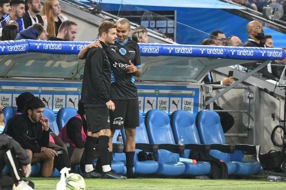 M. Pokora et Tony Parker lors du match des héros entre l'équipe OM Legends et l'équipe UNICEF au stade Orange Vélodrome à Marseille le 13 octobre 2021, au profit d'un projet d'accès à l'éducation en Côte d'Ivoire. © Jean-René Santini / Bestimage