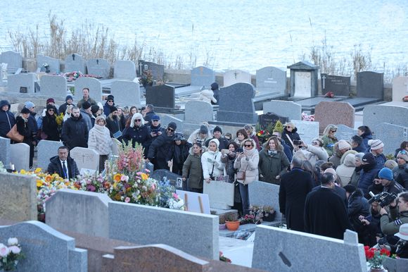 La famille et les amis proches lors de l'inhumation dans l'intimité de Brigitte Bardot dans le caveau familial du cimetière marin de Saint-Tropez, France, le 7 janvier 2026. © Bestimage