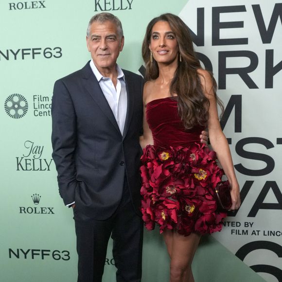 Avec son mari, George, elle était présente au Festival du film de New York au bras de George.
George Clonney et Amal Clooney assistent à la première sur le tapis rouge de « Jay Kelly » lors de la soirée d'ouverture du 63e Festival du film de New York. Alice Tully Hall, Lincoln Center, New York. 29 septembre 2025.  © Sonia Moskowitz Gordon/ZUMA Press Wire