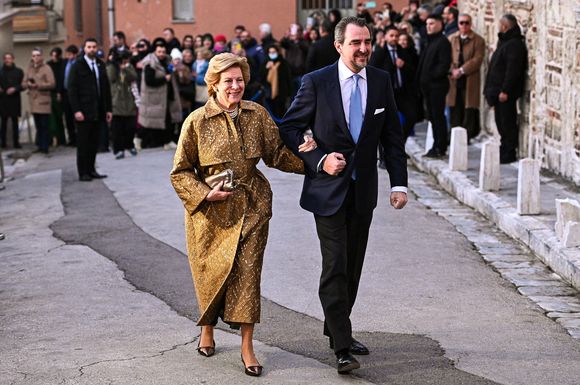 Le mariage a soulevé une question protocolaire, car le titre de princesse de Grèce et du Danemark est toujours attribué à l’ex-épouse de Nikolaos, Tatiana Blatnik.

La Reine Anne-MArie de Grèce et son fils le Prince Nikolaos de Grèce arrivent au mariage du prince Nikolaos et de Chrysi Vardinogiannisà Athènes le 7 février 2025. Photo by Stefanos Kyriazis/ZUMA Press Wire/ABACAPRESS.COM
