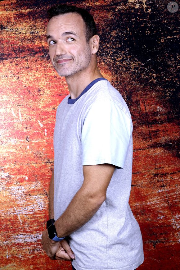 Portrait de Fabien Olicard le 8 octobre 2024.

© Cédric Perrin / Bestimage