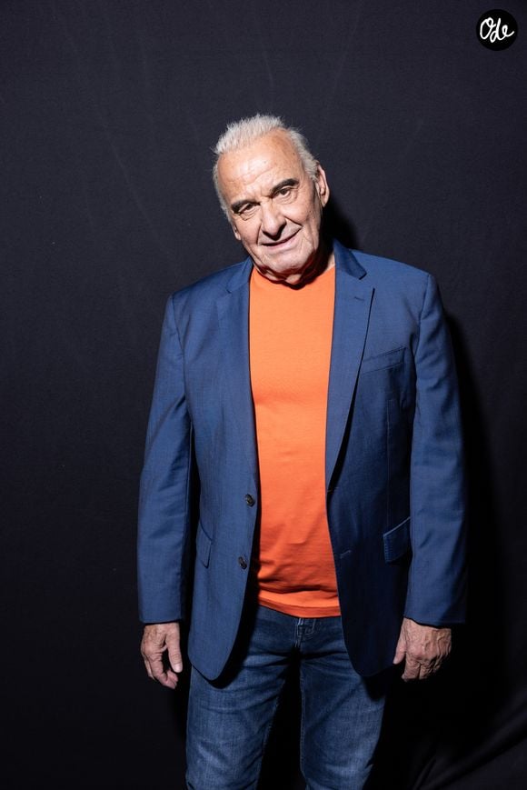 Exclusif - Michel Fugain en backstage lors de l'enregistrement de l'émission "La Boîte à secrets", présentée par Faustine Bollaert et diffusée le 17 octobre sur France 3, dans les studios du Lendit à Saint-Denis, France, le 23 septembre 2025. © Cyril Moreau/Bestimage # No Web pour la Belgique et la Suisse | 00725002