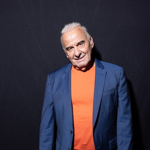 Exclusif - Michel Fugain en backstage lors de l'enregistrement de l'émission "La Boîte à secrets", présentée par Faustine Bollaert et diffusée le 17 octobre sur France 3, dans les studios du Lendit à Saint-Denis, France, le 23 septembre 2025. © Cyril Moreau/Bestimage # No Web pour la Belgique et la Suisse | 00725002
