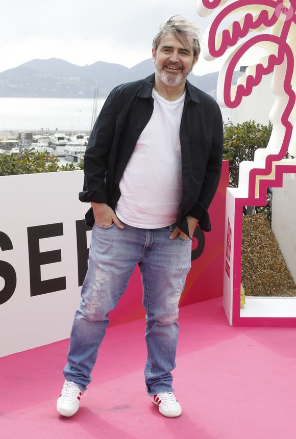 Arnaud Henriet au photocall de la série "Demain nous appartient" lors de la 5ème saison du festival International des Séries "Canneseries" à Cannes, France, le 2 avril 2022. © Denis Guignebourg/Bestimage