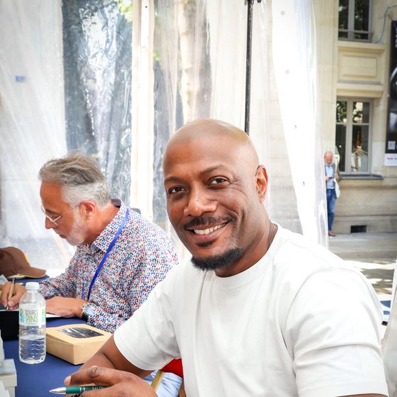 Entre écriture, philosophie et activité physique, Harry Roselmack cultive un quotidien guidé par la recherche d’équilibre.

Harry Roselmack lors de la 3ème édition du salon du livre à Saint-Germain-des-Prés "Des pages avant la plage" à Paris le 6 juin 2026.

© Jack Tribeca / Bestimage