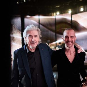 Calogero et Serge Lama (Victoire d'honneur) en backstage de la 38ème cérémonie des Victoires de la musique à la Seine musicale de Boulogne-Billancourt, France, le 10 février 2023. © Moreau-Veren/Bestimage