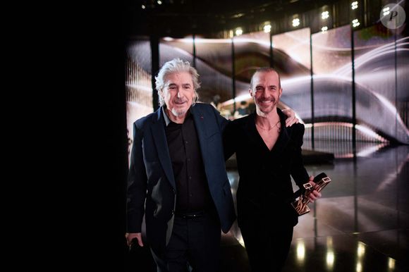 Calogero et Serge Lama (Victoire d'honneur) en backstage de la 38ème cérémonie des Victoires de la musique à la Seine musicale de Boulogne-Billancourt, France, le 10 février 2023. © Moreau-Veren/Bestimage