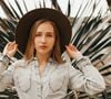 Portée avec une ceinture ou dans une version légèrement cintrée, elle met davantage la silhouette en valeur.

© Oksana Zub / Unsplash