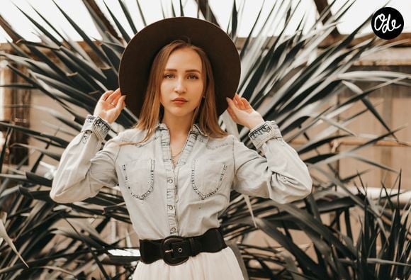 Portée avec une ceinture ou dans une version légèrement cintrée, elle met davantage la silhouette en valeur.

© Oksana Zub / Unsplash