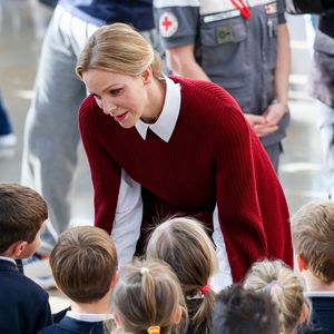 La princesse Charlène de Monaco au Grimaldi Forum, accompagnée du champion monégasque de descente en apnée, Pierre Frolla, et la nouvelle directrice de sa Fondation Mme Anne Boggio, pour accueillir tous les élèves de Cours Préparatoire (CP) de Monaco (316 enfants) pour une matinée de sensibilisation à la prévention de la noyade à Monaco, le 28 novembre 2025. Claudia Albuquerque/Bestimage