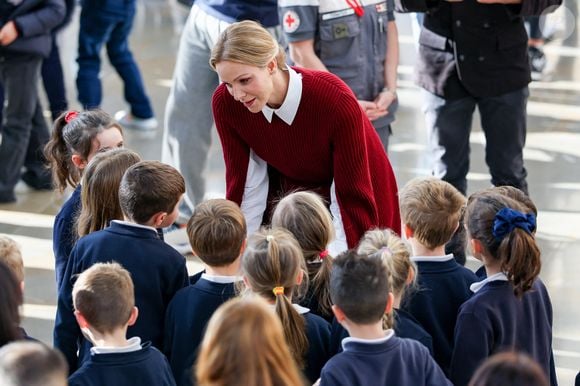 La princesse Charlène de Monaco au Grimaldi Forum, accompagnée du champion monégasque de descente en apnée, Pierre Frolla, et la nouvelle directrice de sa Fondation Mme Anne Boggio, pour accueillir tous les élèves de Cours Préparatoire (CP) de Monaco (316 enfants) pour une matinée de sensibilisation à la prévention de la noyade à Monaco, le 28 novembre 2025. Claudia Albuquerque/Bestimage