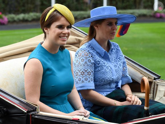 La princesse Eugenie d'York et la princesse Beatrice d'York arrivent en calèche lors de la première journée du Royal Ascot à l'hippodrome d'Ascot le 18 juin 2019. Photo par Doug Peters/PA Wire/ABACAPRESS.COM