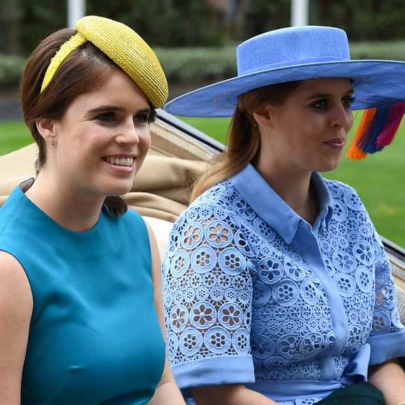 La princesse Eugenie d'York et la princesse Beatrice d'York arrivent en calèche lors de la première journée du Royal Ascot à l'hippodrome d'Ascot le 18 juin 2019. Photo par Doug Peters/PA Wire/ABACAPRESS.COM