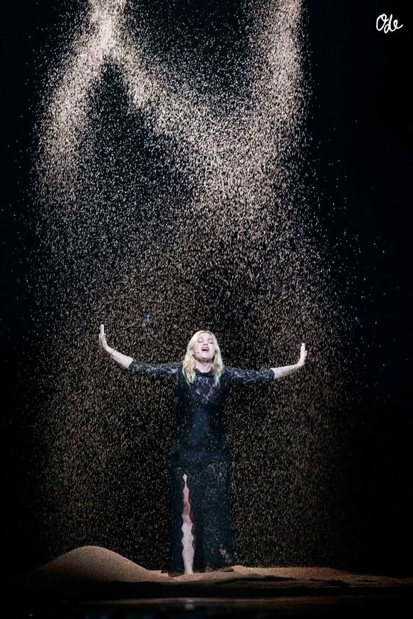 15 mai 2025, Bâle, Suisse : Louane, représentante de la France, se produit lors de la deuxième demi-finale en direct du 69e Concours Eurovision de la chanson, qui s'est tenue à la St. Jakobshalle de Bâle (Suisse) le 13 mai 2025. (Crédit image : © Baden Roth/ZUMA Press Wire)