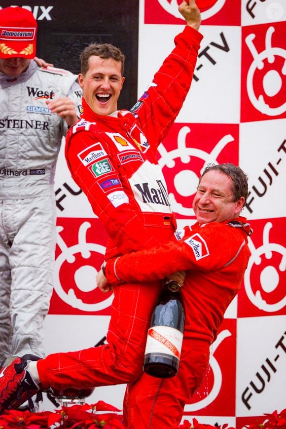 Michael Schumacher (ALL), Scuderia Ferrari Marlboro, Ferrari F1-2000, sur le podium lors du Grand Prix du Japon 2000, 16ᵉ manche du Championnat du monde de Formule 1 FIA 2000, du 6 au 8 octobre 2000 sur le circuit de Suzuka, à Suzuka, Japon.

Photo DPPI © DPPI/Bestimage