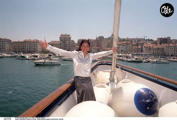 « Mouna Ayoub pose aux côtés de la chanteuse Gloria Gaynor lors de l’exposition qui lui est consacrée au Musée de la Mode de Marseille. Elle porte une robe de haute couture et est photographiée en plan américain, avec en arrière-plan le voilier de luxe Phocéa amarré dans le port. Photo : Bertrand Rindoff Petroff / Bestimage. »