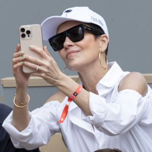 Cristina Cordula dans les tribunes lors des Internationaux de France de Tennis de Roland Garros 2025 à Paris, le 29 mai 2025.
© Moreau / Jacovides / Bestimage