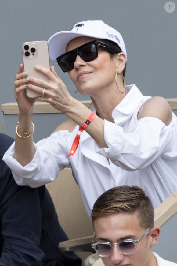 Cristina Cordula dans les tribunes lors des Internationaux de France de Tennis de Roland Garros 2025 à Paris, le 29 mai 2025.
© Moreau / Jacovides / Bestimage