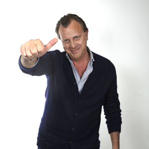 Cette chanson, popularisée par Frank Sinatra en 1969, est l'adaptation de l'incontournable tube "Comme d'habitude", de Claude François.
Portrait de Claude François Junior lors de l'enregistrement de l'émission "Chez Jordan de Luxe" diffusée sur C8 le 6 mars 2024.