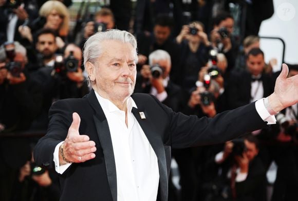 Alain Delon - Montée des marches du film "A Hidden Life" lors du 72ème Festival International du Film de Cannes, le 19 mai
2019. © Denis Guignebourg/Bestimage