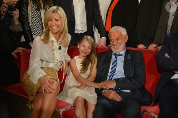 Il est loin le temps où la petite fille posait entre ses deux parents

Natty, Stella et Jean-Paul Belmondo lors de l'enregistrement de l'émission Vivement Dimanche, Paris, France, le 10 avril 2013. Photo Max Colin/ABACAPRESS.COM