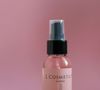 L'application d'un fixateur de maquillage matifiant garantit, lui, une tenue irréprochable sous le soleil mais également un effet fraîcheur immédiat.