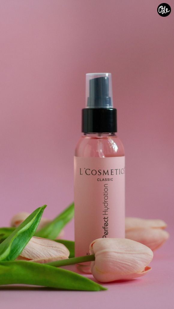 L'application d'un fixateur de maquillage matifiant garantit, lui, une tenue irréprochable sous le soleil mais également un effet fraîcheur immédiat.