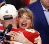 Le couple a partagé ce moment romantique dans un jardin fleuri, entouré de roses rouges et blanches, tandis que la chanteuse portait un diamant spectaculaire.

Taylor Swift et Travis Kelce au Super Bowl.(Credit Image: © Charles Baus/Cal Sport Media)