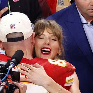 Le couple a partagé ce moment romantique dans un jardin fleuri, entouré de roses rouges et blanches, tandis que la chanteuse portait un diamant spectaculaire.

Taylor Swift et Travis Kelce au Super Bowl.(Credit Image: © Charles Baus/Cal Sport Media)