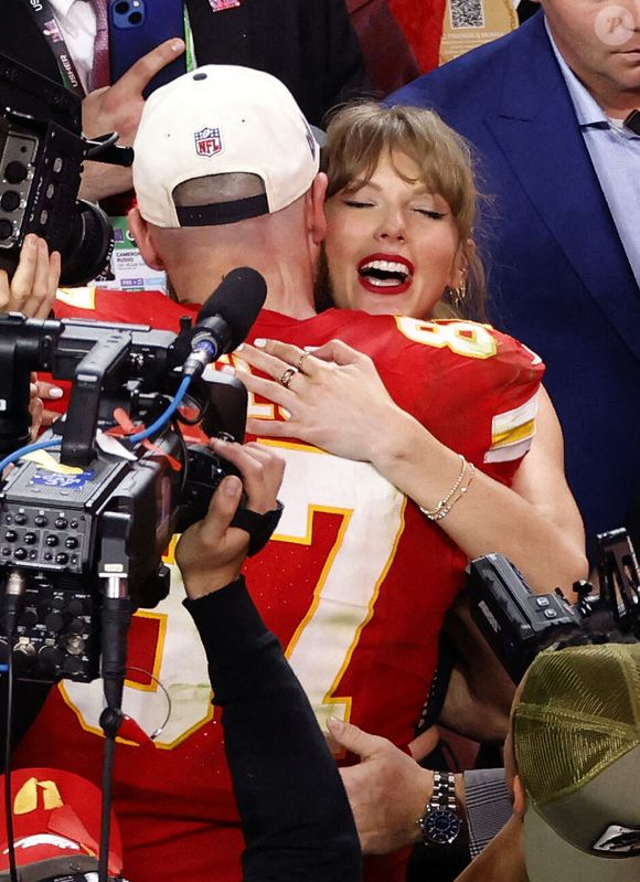 Le couple a partagé ce moment romantique dans un jardin fleuri, entouré de roses rouges et blanches, tandis que la chanteuse portait un diamant spectaculaire.

Taylor Swift et Travis Kelce au Super Bowl.(Credit Image: © Charles Baus/Cal Sport Media)