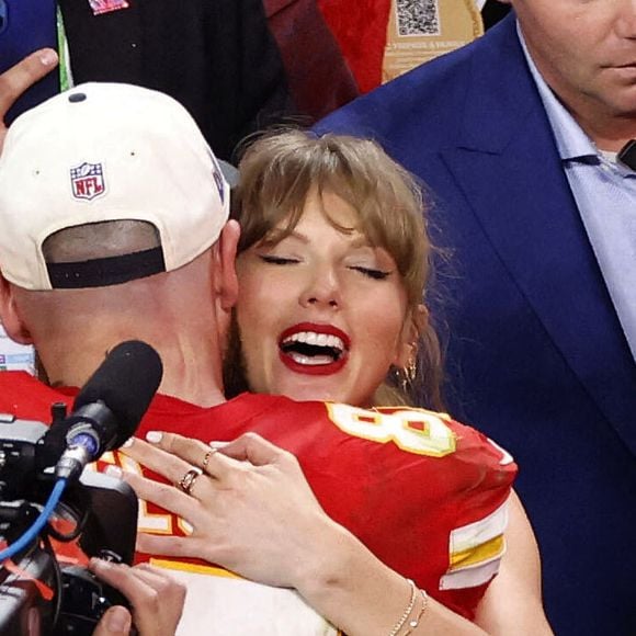 Le couple a partagé ce moment romantique dans un jardin fleuri, entouré de roses rouges et blanches, tandis que la chanteuse portait un diamant spectaculaire.

Taylor Swift et Travis Kelce au Super Bowl.(Credit Image: © Charles Baus/Cal Sport Media)