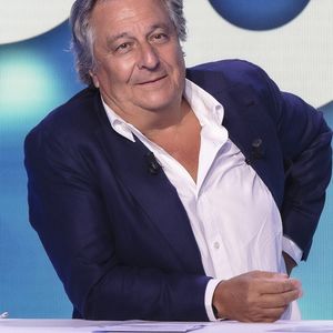 Christian Clavier reçoit le grade d'officier de la Légion d'honneur des mains d'Emmanuel Macron - Exclusif - Christian Clavier - L'émission TPMP (Touche pas à mon poste) présentée par Cyril Hanouna avec l'équipe du film "les Méchants" de M. Achour,  diffusée en direct le 7 Septembre 2021. © Jack Tribeca / Bestimage