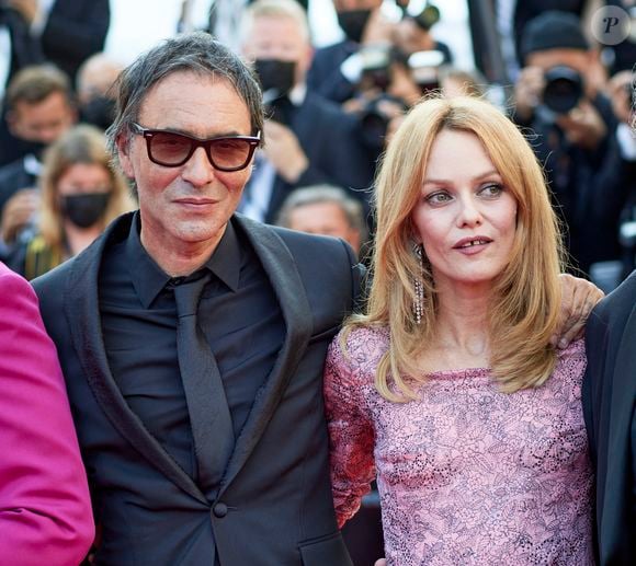 Vanessa Paradis et Samuel Benchetrit sont amoureux depuis de longues années
Vanessa Paradis, Samuel Benchetrit - Montée des marches du film « De son vivant » lors du 74ème Festival International du Film de Cannes. 
© Borde-Jacovides-Moreau / Bestimage